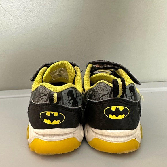 Toddler light-up Batman Sneakers - Picture 5 of 7